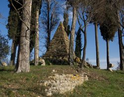 La Piramide commemorativa della Battaglia di Montaperti in Toscana, citata da Dante nel decimo canto dell'Inferno - © Vignaccia76 -  CC BY-SA 3.0, Wikipedia