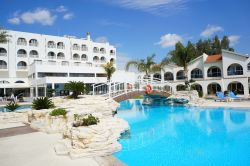 La piscina con un piccolo ponte in legno al Princess Beach Hotel di Larnaka, 4 stelle, isola di Cipro - © Mirco Vacca / Shutterstock.com