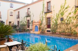 La piscina dell'Alcazar de la Reina, lussuoso hotel di Carmona (Spagna) - © Ana del Castillo / Shutterstock.com