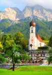 La pittoresca chiesa di Grainau con la vetta dello Zugspitze sullo sfondo, Garmish-Partenkirchen (Germania) - © Kletr / Shutterstock.com