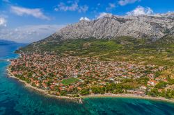 La pittoresca costa della città di Orebic, penisola di Peljesac (Croazia). Siamo ai piedi del monte Sveti Ilija che offre una natura rigogliosa e incontaminata.
