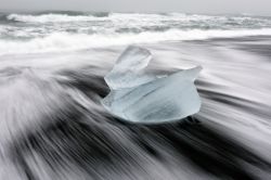 La pittoresca spiaggia dei diamanti, Diamond Beach, vicino alla laguna Jokulsarlon, Islanda.  