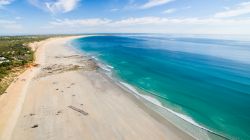 La pittoresca spiaggia di Cable Beach nei pressi di Broome, Western Australia. Cable Beach si chiama così perchè nel 1889 venne posato il cavo telegrafico sottomarino che collegava ...