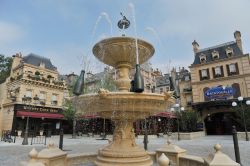 In perfetto stile parigino, simile a Place des Vosges, ecco la Place de Rémy al parco Disneyland di Parigi