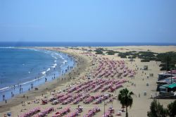 La Playa del ingles, siamo a Maspalomas isola di Gran Canaria - © chris.swiss, CC BY-SA 2.0, Wikipedia