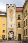 La Porta delle Orsoline a Brunico, Trentino Alto Adige. Chiamata anche "del Convento" o "di Sotto", questa porta attraverso cui si accede alla città provenendo da ...