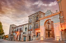 La Porta di San Giovanni al tramonto, borgo medievale di Guardiagrele in Abruzzo - © ermess / Shutterstock.com