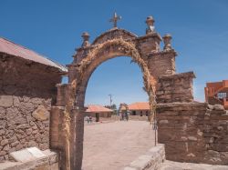 La Porta di Taquile Island a Puno, Perù. Situata a circa 35 km a est dal porto di Puno, Taquile Island ospita rovine archeologiche e splendidi paesaggi.

