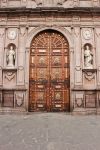 La porta lignea di ingresso alla cattedrale di Morelia, Messico - © arten / Shutterstock.com