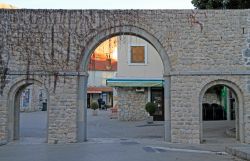 La porta sud d'ingresso alla vecchia città di Trebinje, Bosnia Erzegovina - © Andrew Babble / Shutterstock.com