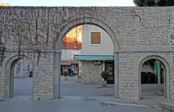 La porta sud d'ingresso alla vecchia città di Trebinje, Bosnia Erzegovina - © Andrew Babble / Shutterstock.com