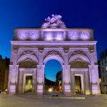 La Porte Desailles illuminata di notte nel centro di Nancy, Francia.
