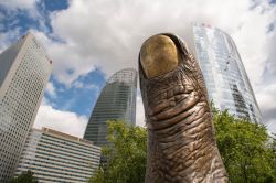 La Pouce, la statua del pollice alta 12 metri a Parigi, opera di César Baldaccini - © FreeProd33 / Shutterstock.com