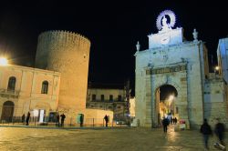 La principale piazza di Bitonto by night, Puglia, con il Torrione Angioino illuminato.

