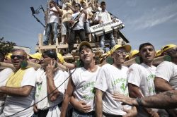 La processione e la ballata dei Gigli durante la Festa di Nola (Campania) a giugno. Questa festa popolare cattolica si svolge ogni anno a Nola in occasione dei festeggiamenti patronali in onore ...