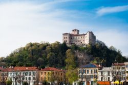 La Rocca Borromeo domina le case del borgo di Angera sul Lago Maggiore (Lombardia) - © Caruso Christian / Shutterstock.com