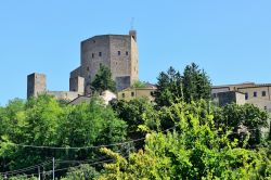 La Rocca Malatestiana e il borgo di Montefiore Conca che si trova nell'entroterra di Rimini in Romagna - © phototravelua / Shutterstock.com