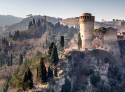 La Rocca Manfrediana di Brisighella e più indietro il Santuario del Monticino