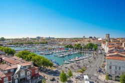 La Rochelle, Charente Marittima, e il suo porto fotografati dall'alto, Francia.
