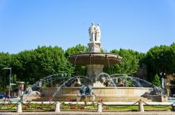 Panorama sulla fontana della Rotonda ad Aix-en-Provence, Francia - Una delle più belle fontane della città provenzale © Suchan / Shutterstock.com