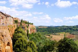 La rupe di tufo su cui si erge Orvieto e che domina la valle del fiume Tevere - © JeniFoto / shutterstock.com