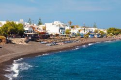 La sabbia vulcanica di Kamari a Santorini, isole Cicladi (Grecia)