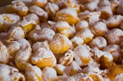 La Sagra delle Frittelle a Montefioralle, Toscana. Questo evento gastronomico molto antico risale all'epoca rinascimentale quando nacque l'usanza popolare di preprare le frittelle di ...