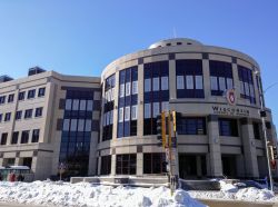 La School of Business dell'Università del Wisconsin a Madison, USA, in inverno con la neve - © DavidBautista / Shutterstock.com