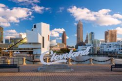 La scritta Cleveland con la skyline della città sullo sfondo, stato dell'Ohio, USA - © f11photo / Shutterstock.com