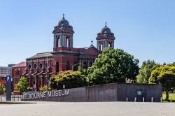 La scritta "Melbourne Museum" in Rathdowne Street, Australia. Sullo sfondo, la chiesa cattolica del Sacro Cuore - © Uwe Aranas / Shutterstock.com