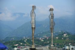 La scultura "Ali e Nino" di Tamar Kvesitadze a Batumi in Georgia. Ogni  10 minuti cambia configurazione e le statue possono anche compenetrarsi in modo affascinante. - © ...