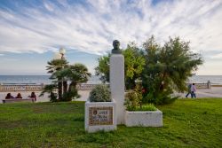 La scultura all'artista Pere Pruna a Sitges, Spagna. Allievo di Picasso, Pere Pruna si specializzò in ritratti, figure femminili, nudi e scene mitologiche - © GeNik / Shutterstock.com ...