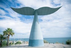 La scultura di una coda di balena a Oeiras, Portogallo.
