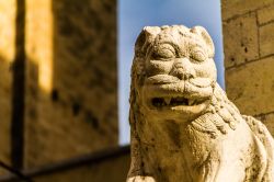 La scultura ornamentale sul muro di una chiesa di Barletta, Puglia.



