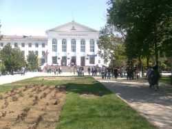 La sede della Kyrgyz State Technical University intitolata a Iskhak Razzakov a Biškek (Bishkek), la capitale del Kirghizistan - ©  Askarbek, CC BY-SA 3.0, Wikipedia