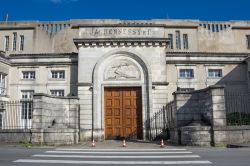 La sede dell'azienda Hennessy & C. a Cognac, Francia: questo storico brand vende oltre 50 milioni di bottiglie di cognac all'anno in tutto il mondo - © gumbao / Shutterstock.com ...