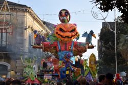 La sfilata allegorica del Carnevale di Acireale in Sicilia - © solosergio / Shutterstock.com