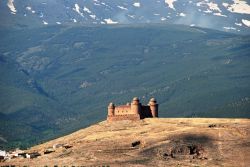 La Sierra Nevada sullo sfondo e in primo piano il castello di La Calahorra in Andalusia, sud della Spagna