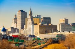 La skyline di Hartford in un tardo pomeriggio assolato, Connecticut (USA).



