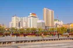 La Skyline ed i palazzi del centro di Xining, nello Qinghai, in Cina. - © Meiqianbao / Shutterstock.com