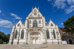 La sontuosa cattedrale gotica di Brou, Bourg-en-Bresse, Francia: è considerata uno splendido connubio fra arte gotica e rinascimento italiano - © Lev Levin / Shutterstock.com