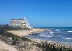 Una spiaggia a Torre Chianca, sulla costa adriatica del Salento in Puglia, provincia di Lecce - © Arianna Romano - googlemaps