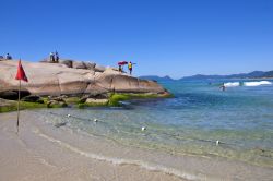 La spiaggia brasiliana di Joaquina a Florianopolis, isola di Santa Catarina.  A controllare bagnanti e surfisti ci sono i guardiaspiaggia - © Luis Carlos Torres / Shutterstock.com