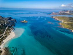 La spiaggia della Pelosa a sinistra, a destra l'Isola Piana e L'Asinara