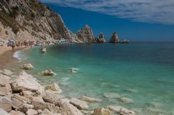 La spiaggia delle due sorelle nel Conero a Sirolo ...