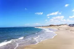La spiaggia deserta di Platamona, Marina di Sorso, Sardegna. Si trova all'interno del Golfo dell'Asinara; dopo quella di Rimini, è la seconda più lunga spiaggia d'Italia.



 ...