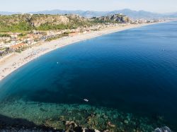 La spiaggia di Capo Milazzo dall'alto, provincia di Messina, Sicilia.
