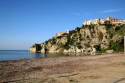 Una spiaggia di Agropoli, Campania - Un tratto di spiaggia con sullo sfondo il promontorio su cui sorge il borgo antico della località cilentana © onairda / Shutterstock.com