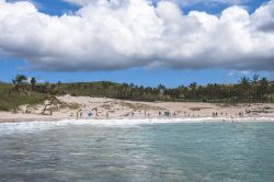 La spiaggia di Anakena, Parco Nazionale di Rapa Nui, vista dall'oceano Pacifico (Cile) - © 255109297 / Shutterstock.com