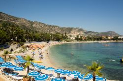 La spiaggia di Beaulieu-sur-Mer e il mare della Costa Azzurra in Francia